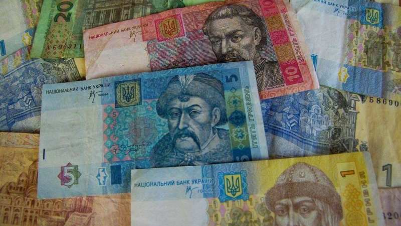Відсьогодні паперові банкноти номіналом 1, 2, 5 та 10 гривень офіційно втратили статус законного платіжного засобу, а загальна сума таких грошей, що залишається в українців, становить 1,8 мільярда гривень.