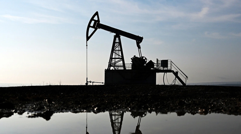 В пятницу Barclays заявил, что цена на нефть марки Brent может потенциально достичь отметки в 120 долларов за баррель, если конфликт на Ближнем Востоке продлится еще пару недель, пишет Reuters.► Читайте телеграмм-канал «Минфина»: главные финансовые новостиПрогноз Barclays«Эти цифры могут показаться завышенными, особенно учитывая широко распространенный пессимизм относительно перспектив нефтяного рынка в этом году, но мы еще раз подчеркиваем, что фундаментальные факторы сильнее, а риски выше, чем во время российско-украинского конфликта, когда мы наблюдали эти уровни», — добавили в Barclays.