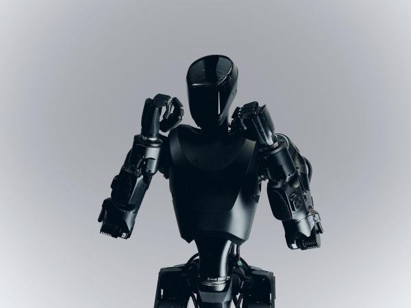 До України доставили двох гуманоїдних роботів-солдатів Phantom MK-1 від американської компанії Foundation для тестування їх ефективності в реальних бойових умовах.