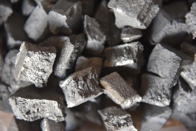 С февраля 2025 года стоимость вольфрама — сверхплотного тугоплавкого металла, карбид которого является одним из самых твердых веществ на Земле, — взлетела на 557%, опередив динамику золота.