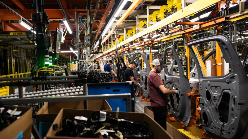 Американські тарифи коштували автовиробникам щонайменше 35,4 мільярда доларів з 2025 року, що є величезною сумою, яка відображає те, наскільки різко та швидко торговельна політика президента Дональда Трампа вплинула на галузь, пише Automotive News.► Читайте сторінку «Мінфіну» у фейсбуці: головні фінансові новиниВтрати автовиробниківЗгідно з аналізом фінансових звітів компаній, станом на середину березня, мита США обійшлися автовиробникам щонайменше у $35,4 млрд.