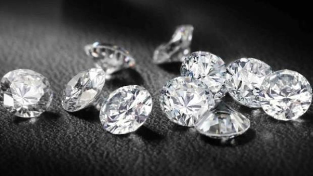 Світова алмазна індустрія вартістю 80 млрд доларів переживає одну з найсерйозніших криз за всю історію, пише Bloomberg.
