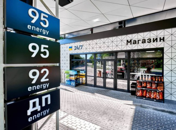 В Україні стартувала програма часткового відшкодування вартості автомобільного палива для фізичних осіб, яка дозволить повертати до 1000 гривень на місяць за умови безготівкових розрахунків на АЗС.