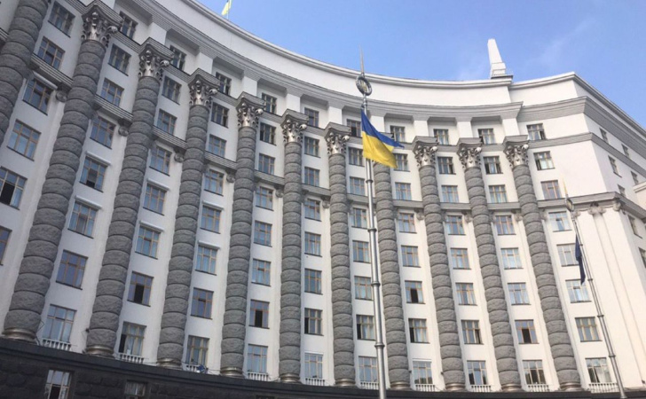 Кабінет Міністрів розпочав другу спробу провести через парламент масштабний податковий законопроєкт, який впроваджує податки на посилки та цифрові платформи, а також зобов'язує чверть мільйона ФОПів сплачувати ПДВ.