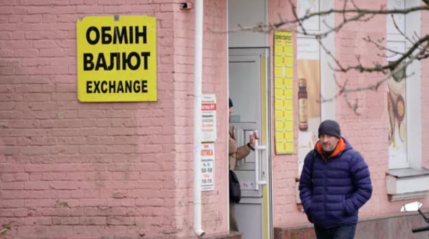 Цього тижня відбулися як мінімум три важливі події, які серйозно вплинули як на світові котирування пари євро/долар, так і на курс долара та євро в Україні.