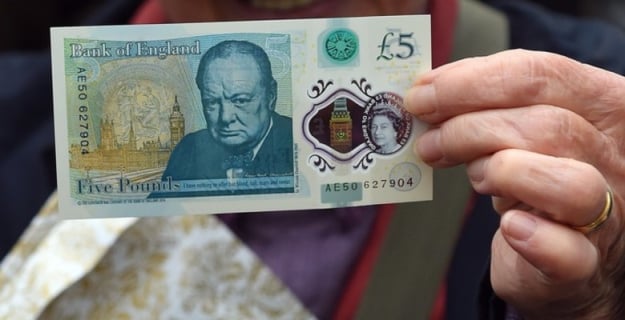 Несподіваний успіх британської інновації: жителі королівства почали значно рідше жувати гроші