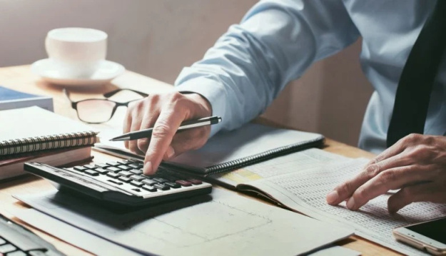 Все больше частных инвесторов в качестве инструмента сохранения и приумножения средств выбирают вложения в облигации внутреннего государственного займа (ОВГЗ), ведь они предлагают более высокую доходность, чем те же депозиты, и все более простой доступ к инвестированию.