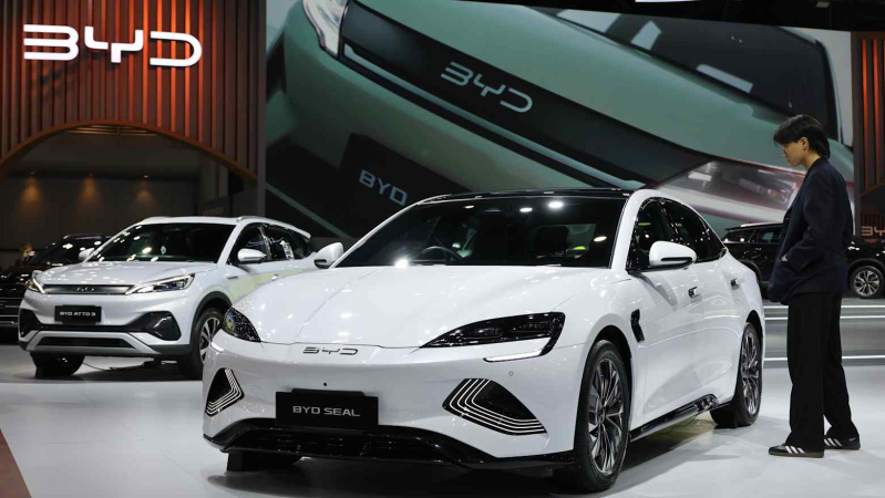 Крупнейший китайский производитель электромобилей BYD зафиксировал падение чистой прибыли в четвертом квартале на 38% по сравнению с аналогичным периодом предыдущего года.