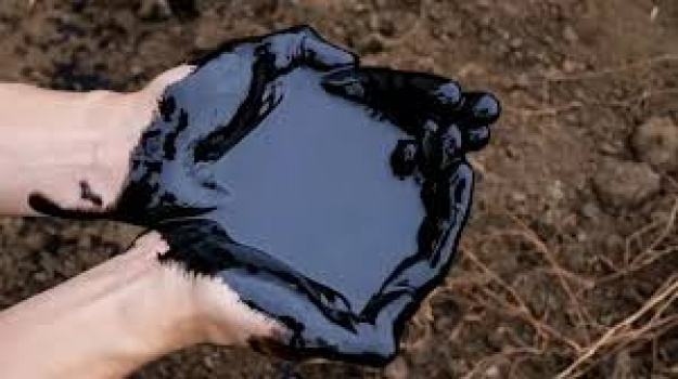 Цены на нефть продолжили рост в понедельник после того, как йеменские хуситы в выходные атаковали Израиль.