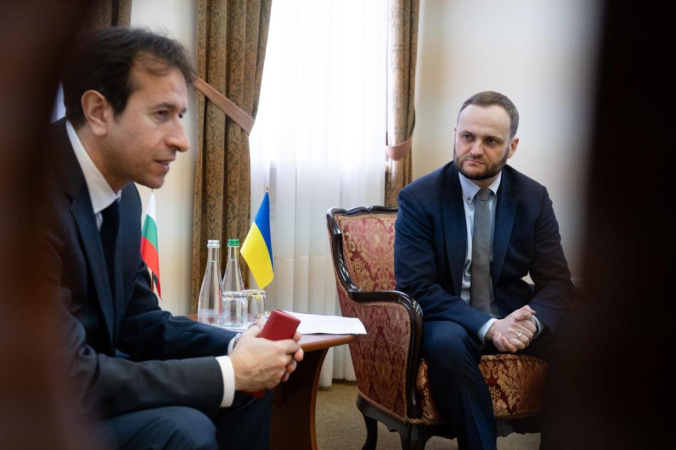 Віцепрем'єр-міністр з відновлення — міністр розвитку громад та територій Олексій Кулеба і міністр транспорту та зв’язку Республіки Болгарія Корман Ісмаїлов обговорили питання запуску залізничного пасажирського сполучення між країнами.► Читайте сторінку «Мінфіну» у фейсбуці: головні фінансові новиниЩо відомо«Працюємо над запуском пасажирського залізничного сполучення Україна — Болгарія через Румунію.