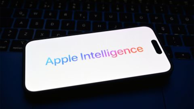 Apple — колись найдорожча компанія світу — сильно відстала від інших технологічних гігантів у гонці за лідерство в галузі штучного інтелекту, пише Bloomberg.► Читайте телеграм-канал «Мінфіну»: головні фінансові новиниШІ Apple поступається всім великим конкурентамЯк повідомляє Bloomberg, в Apple розуміють, що їхня власна технологія ШІ поступається всім великим конкурентам: чат-боту ChatGPT від OpenAI, сервісу Gemini від Google, нейромережі Claude від Anthropic та іншим.