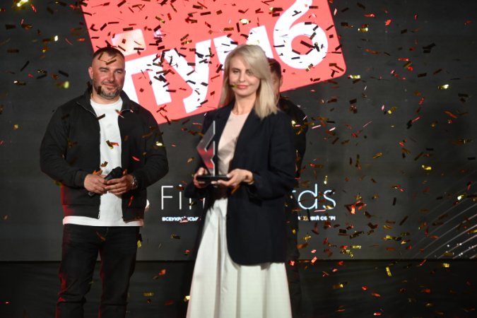 За підсумками дев'ятої щорічної премії FinAwards у номінації найкращих мобільних застосунків для фізичних осіб першість здобув ПУМБ, тоді як у корпоративному сегменті лідером визнано «Приват24 для бізнесу».