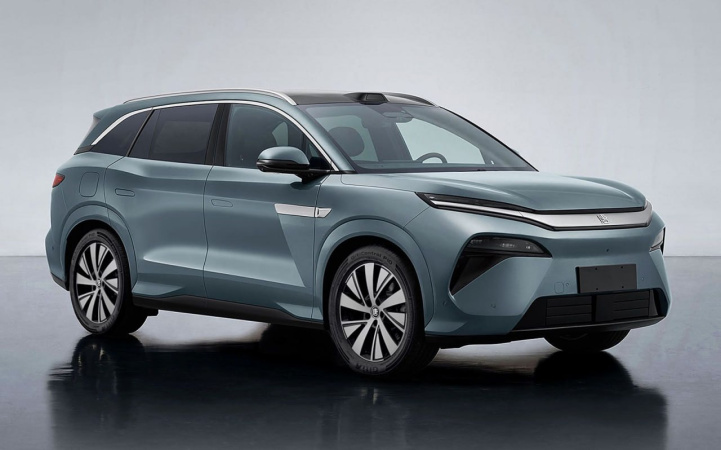 BYD зараз є найбільшим у світі виробником електромобілів, з 2,56 мільйонами поставок у період з серпня 2024 року по серпень 2025 року.