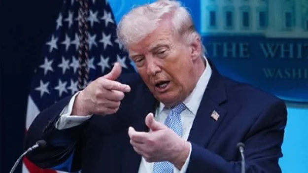 Військово-морські сили США найближчим часом розпочнуть блокування Ормузької протоки, заявив президент Дональд Трамп у соцмережі Truth Social.► Читайте телеграм-канал «Мінфіну»: головні фінансові новиниБлокада суден«З цього моменту ВМС США, найкращі у світі, почнуть процес БЛОКАДИ всіх суден, які намагаються увійти або вийти з Ормузької протоки», — написав Трамп.