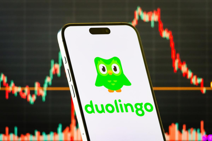 Котировки акций образовательной платформы Duolingo (DUOL) переживают сокрушительное падение на фондовом рынке.