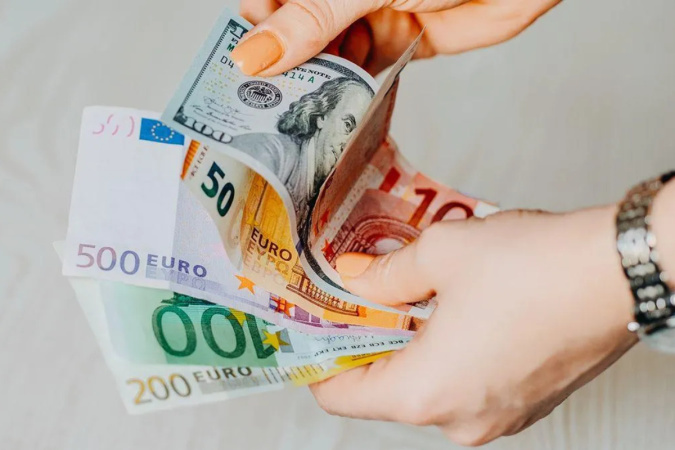 Мільйони українців зараз живуть між двома країнами: працюють або тимчасово мешкають за кордоном, але допомагають батькам, дітям чи іншим рідним в Україні.