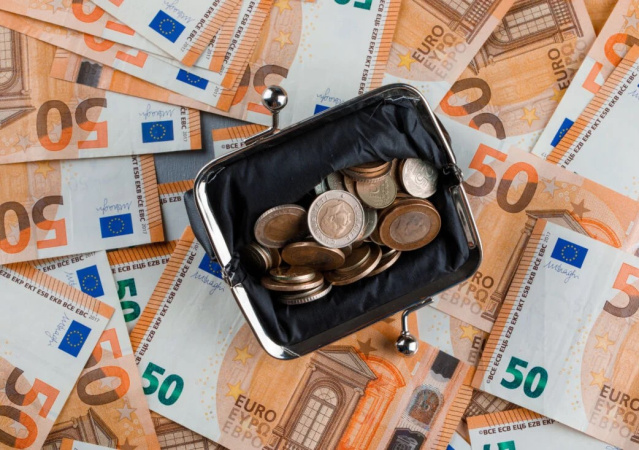 ЕС принимает новые правила, чтобы мужчины и женщины на одинаковых должностях получали равную зарплату.