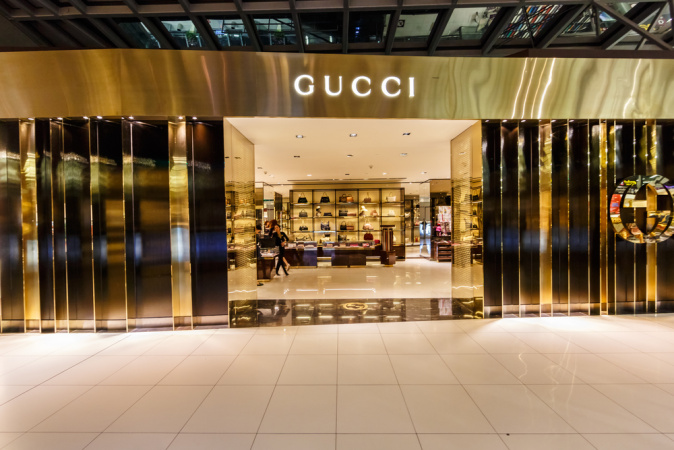 Продажі люксового бренду Gucci суттєво впали через вплив війни на Близькому Сході та труднощі з внутрішньою трансформацією під керівництвом нової команди.