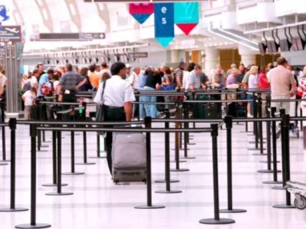 Міжнародна рада аеропортів (ACI) застерігає, що нова біометрична система прикордонного контролю EES, яка запрацювала на повну силу з 10 квітня, створила багатогодинні черги в аеропортах Франції, Німеччини, Бельгії, Італії, Іспанії та Греції, а до літнього туристичного сезону ситуація загрожує обернутися «колапсом», повідомило в середу, 15 квітня, британське видання The Guardian.► Читайте сторінку «Мінфіну» у фейсбуці: головні фінансові новиниЩо пішло не так?