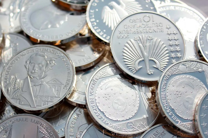 Серебряные монеты в Германии обесценились: проба снижена по решению Минфина с 2026 года.