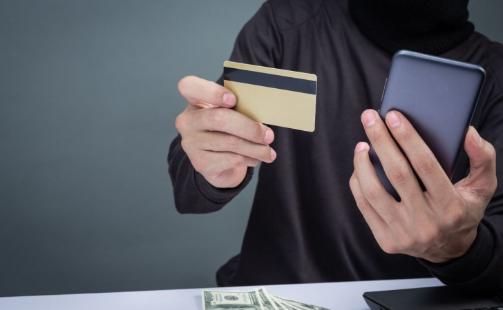 Украинцы стали реже сталкиваться с незаконными списаниями с банковских карт, однако общий финансовый ущерб от действий злоумышленников за 2025 год увеличился на 24% и достиг 1,4 миллиарда гривен.