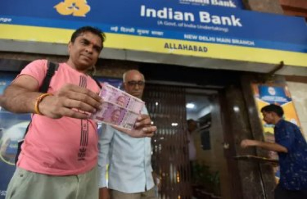 Через те, що уряд Індії затримує дозвіл на імпорт дорогоцінних металів, на митниці «застрягло» близько 5 тонн золота та 8 тонн срібла.