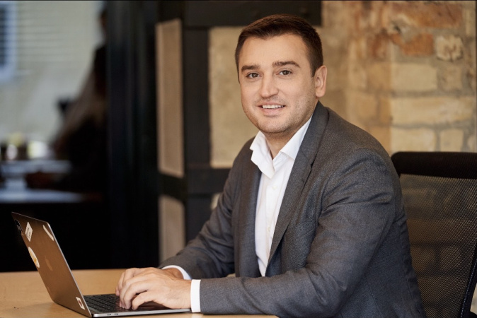 В Кабмине уже реализуется концепция, в рамках которой ИИ помогает анализировать рабочие проекты и инициативы правительственных чиновников в Украине.