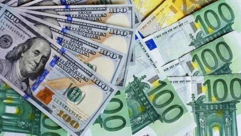 В среду, 22 апреля, на наличном рынке средний курс доллара упал на 15 копеек в покупке и на 10 копеек в продаже.