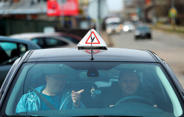 МВС України оприлюднило проєкт наказу, який має спростити процедуру отримання водійських посвідчень для іноземців та водночас посилити контроль за ідентифікацією кандидатів у водії.