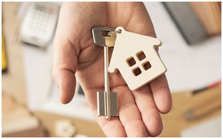 Медіанна ціна приватних будинків у столиці коливається від 152 тисяч до понад мільйона доларів, демонструючи семикратну різницю між різними мікрорайонами.