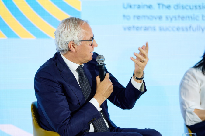 Приватбанк объявил о запуске Службы инклюзивного сервиса — нового формата обслуживания военнослужащих и ветеранов и ветеранок, позволяющего получать базовые финансовые услуги непосредственно во время лечения или реабилитации на территории медицинских учреждений и общин.