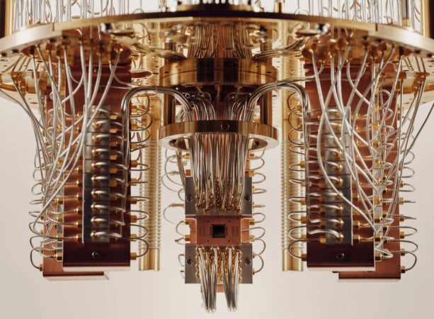 Незалежний дослідник Джанкарло Леллі здобув премію Q-Day Prize від компанії Project Eleven, зламавши 15-бітний ключ еліптичної криптографії за допомогою загальнодоступного квантового комп'ютера — це найбільша публічна демонстрація квантової атаки такого класу станом на сьогодні.