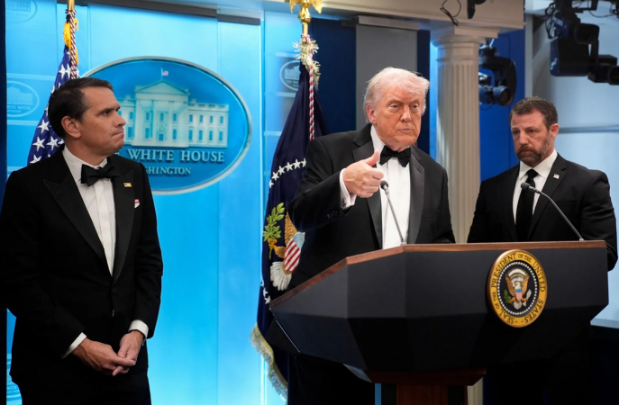 У Вашингтоні сталася стрілянина під час щорічної вечері кореспондентів Білого дому, через що президента США Дональда Трампа довелося терміново евакуювати зі сцени, а сам захід — відкласти.