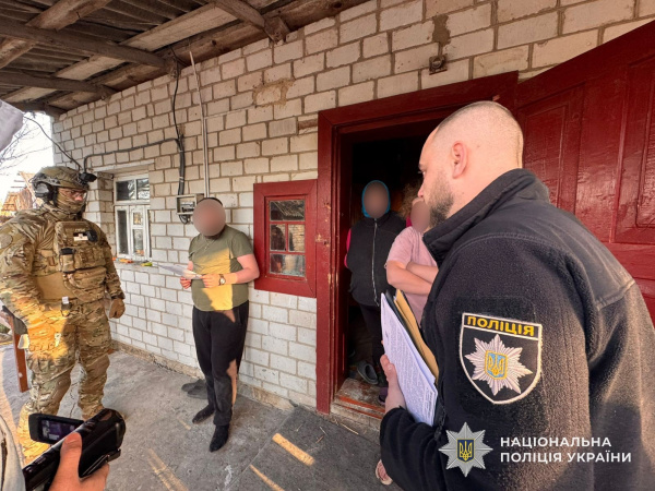 При содействии специалистов службы безопасности Приватбанка киберполицейские прекратили деятельность группы мошенников на Днепропетровщине, которые выманивали банковские данные украинцев под видом оформления государственной помощи.