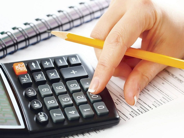 Можна роками отримувати перекази на звичайну картку — і в один день отримати лист від податкової, акт перевірки та вимогу сплатити сотні тисяч гривень.