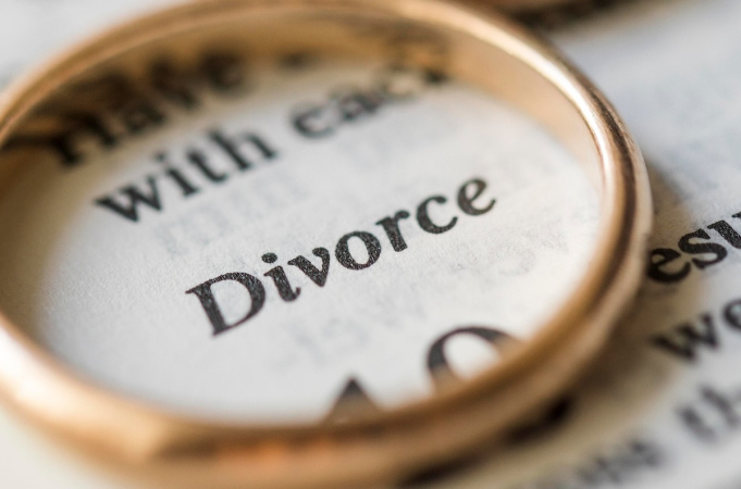 Розлучення по-новому: подовження процесу і примусове повернення дівочого прізвища