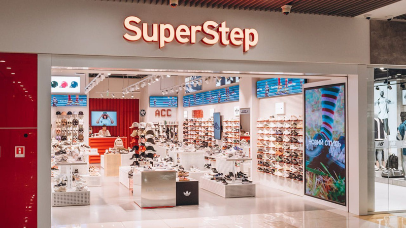 Турецька мережа мультибрендових магазинів взуття SuperStep закриває всі торгові точки в Україні протягом травня-червня 2026 року.