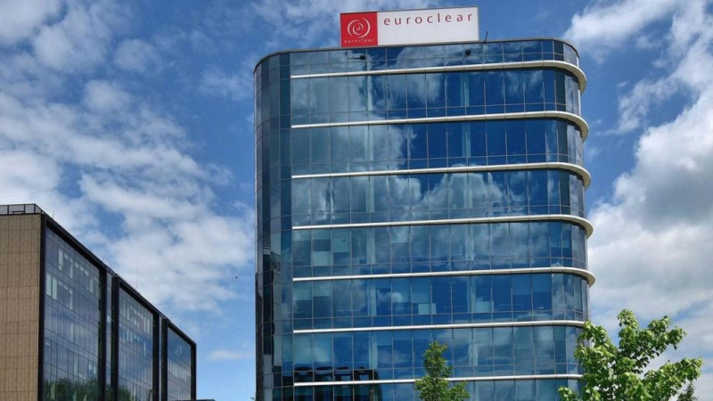 Европейский депозитарий Euroclear уже перечислил Украине около 6,6 млрд евро доходов, полученных от инвестирования замороженных российских активов, еще 1,4 млрд евро ожидаются к выплате в июле 2026 года, говорится в отчете финансового учреждения за первый квартал 2026 года, пишет Forbes.ua.► Читайте страницу«Минфина» в Facebook: главные финансовые новостиБаланс заблокированных выплатВ результате санкций заблокированные выплаты и погашения продолжают накапливаться на балансе Euroclear Bank.