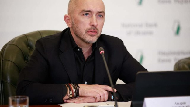 Національний банк спростив окремі умови купівлі та переказу валюти за кордон для нерезидентів, які працюють в українських компаніях.