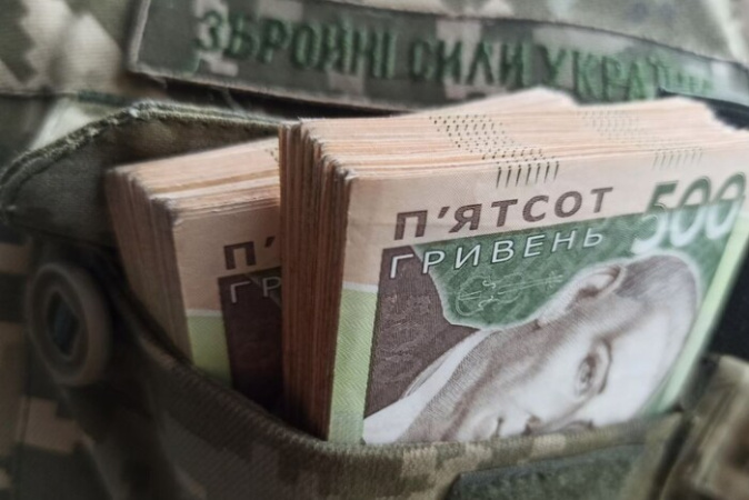 Уряд працює над проєктом постанови про додаткову доплату військовослужбовцям.