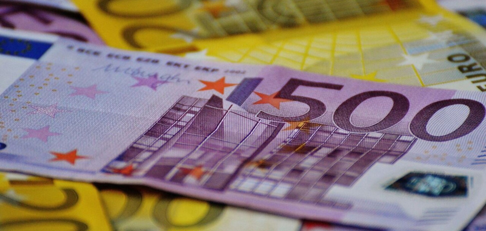 У 2025 році середні зарплати в Європі суттєво різнилися залежно від країни, а після поправки на купівельну спроможність цей розрив стає меншим, але не зникає.