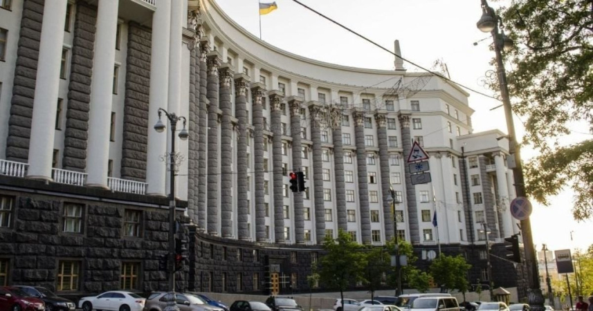 Правительство Украины приняло решение об отмене ограничений на пересечение государственной границы для женщин, работающих в государственном секторе.