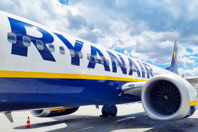 Ryanair планирует увеличить выплаты сотрудникам, выявляющим пассажиров с негабаритным ручной багажом.