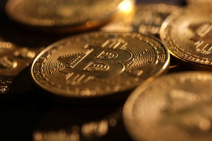 В понедельник Bitcoin опустился ниже $77 000, продолжив снижение выходного дня: рост мировых доходностей облигаций и цен на нефть на фоне обострения ситуации вокруг Ирана подавил интерес инвесторов к рисковым активам.
