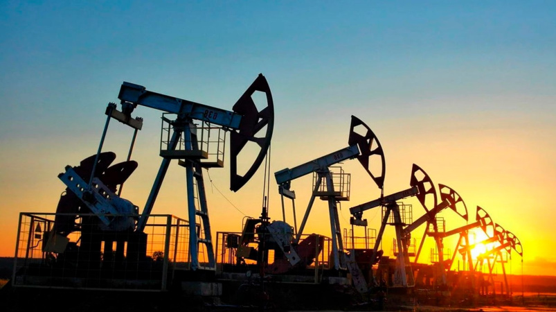 Глобальна система торгівлі нафтою, де домінує долар США, відчуває серйозні виклики через конфлікт з Іраном та закриття Ормузької протоки.