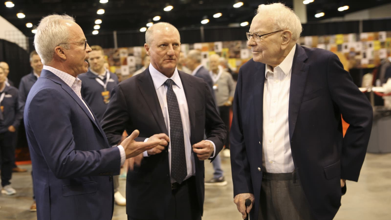Одна з найбільших у світі інвестиційна компанія Berkshire Hathaway відзвітувала про зміну свого портфеля вперше після виходу на пенсію її засновника Воррена Баффета.