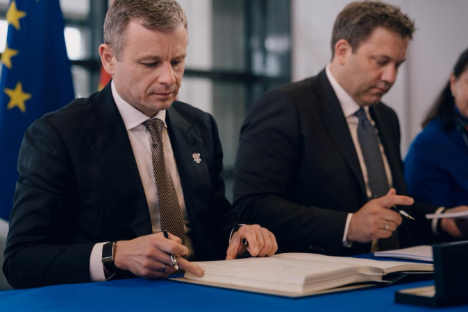 19 травня 2026 року міністр фінансів України Сергій Марченко та віце-канцлер, Федеральний міністр фінансів Федеративної Республіки Німеччина Ларс Клінгбайль підписали Угоду між Україною та Федеративною Республікою Німеччина про уникнення подвійного оподаткування стосовно податків на доходи та запобігання податковим ухиленням і уникненням, йдеться у повідомленні Міністерства фінансів.► Читайте сторінку «Мінфіну» у фейсбуці: головні фінансові новиниЩо визначає документДокумент визначає чіткі правила розподілу прав на оподаткування доходів між державами, спрямований на усунення подвійного оподаткування, запобігання податковим ухиленням та створення стабільних умов для ведення бізнесу.