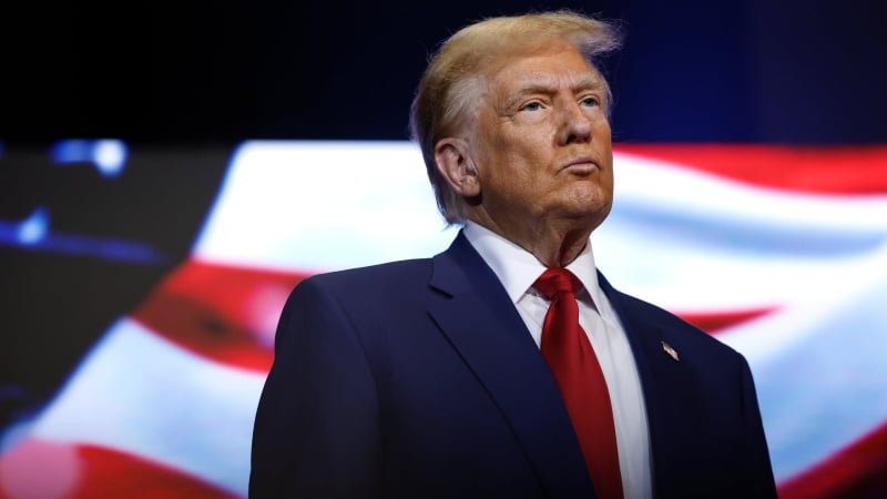 19 мая президент США Дональд Трамп подписал указ об интеграции цифровых активов в традиционную финансовую систему и пересмотре правил доступа криптокомпаний к платежной инфраструктуре, пишет Forklog.com.► Читайте телеграмм-канал «Минфина»: главные финансовые новостиЧто разрешил ТрампВ течение 90 дней главы федеральных финансовых регуляторов должны проанализировать действующие нормы и определить, какие из них мешают компаниям получать банковские лицензии и страхование депозитов.