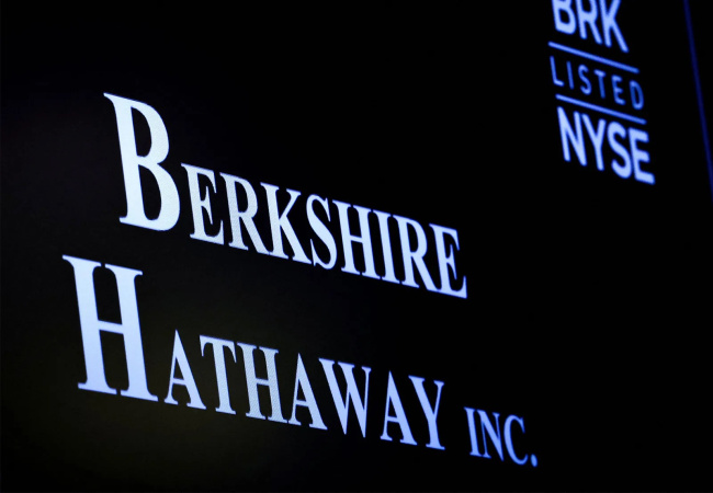 Berkshire Hathaway согласилась приобрести Taylor Morrison Home Corporation сделки, заключенной исключительно за наличные деньги, на сумму около $8,5 миллиарда, о чем компании совместно заявили в воскресенье, 31 мая, пишет Reuters.► Читайте телеграмм-канал «Минфина»: главные финансовые новостиУсловия соглашенияСогласно условиям сделки, Berkshire приобретет застройщика за $72,50 за обычную акцию наличными, что оценит акционерный капитал Taylor Morrison примерно в $6,8 миллиарда.