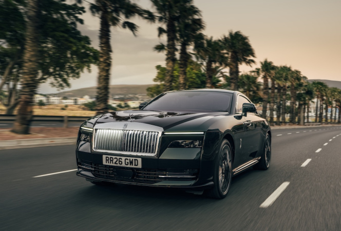 Британский производитель люксовых автомобилей Rolls-Royce представил обновленную версию своего первого полностью электрического купе — Spectre Series II.